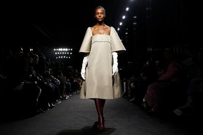 Moldería geométrica en el desfile de Alessandro DellAcqua para Rochas