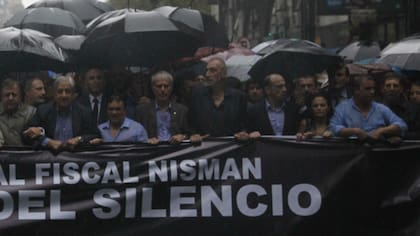 Moldes, con saco y camisa negra, en la marcha del silencio por Alberto Nisman