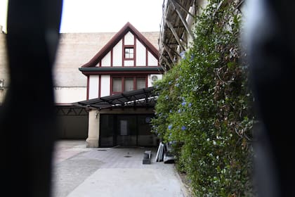 Molduras, carpinterías y revestimientos mantienen el diseño con el que la residencia fue levantada casi un siglo atrás