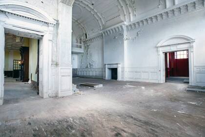 Molduras y pisos de madera propios de la realeza de antaño que contrastan con el deterioro