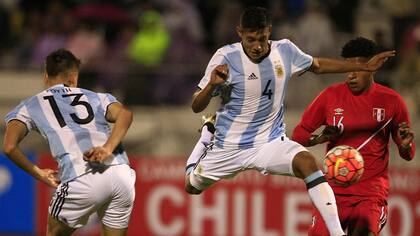 Molina y Foyth, en busca de la pelota; Argentina debutó con un 1-1