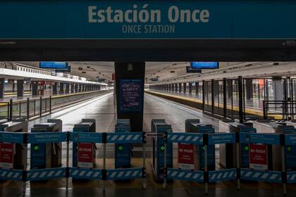 Molinetes vallados en una desértica terminal de Once, ayer a la mañana