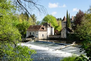 Molino de agua de la abadía de Notre-Dame de Fontgombault, La Brenne (Indre), Francia.