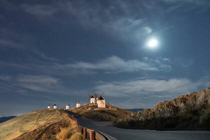Molinos de viento de Consuegra bajo la luz de la luna, La Mancha, España
