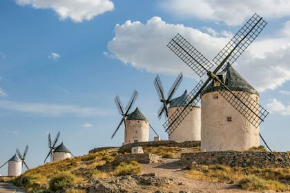 Molinos de viento medievales en Toledo, España; son contra los que luchó Don Quijote, confundiéndolos con gigantes