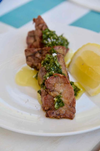 Entrada de mollejas doradas y gremolata.