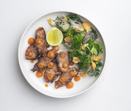 Mollejas a la parrilla con salsa de durazno y ensalada en Madre Rojas