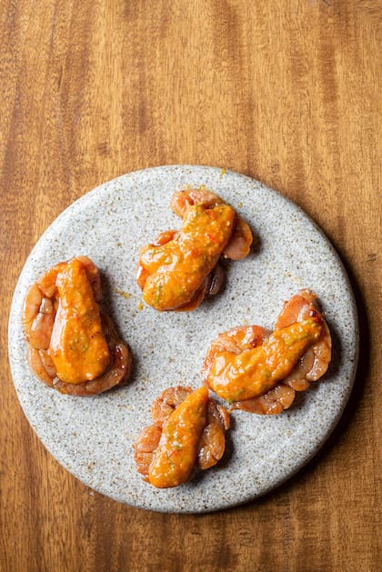 Mollejas con huevas de trucha, salsa de tomates rostizados y jengibre en Fogón asado