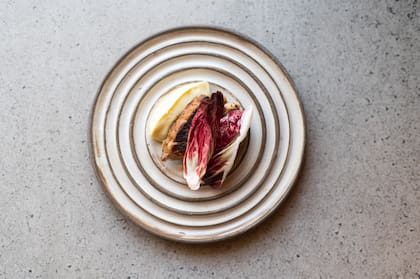 Mollejas con puré de limón y hojas de radicchio