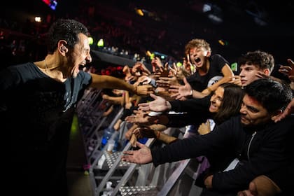 Mollo, al final del show de Divididos en el Movistar Arena, saludando al público más fiel