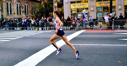 Molly Huddle corriendo solitaria en el maratón de Nueva York 2016. Fue tercera, con el mejor tiempo de una debutante en maratón nacida en Estados Unidos