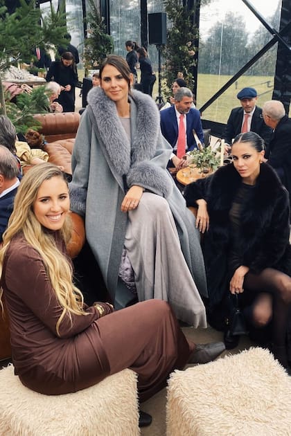 Molly Petty, Angie Gandara y la wedding planner Luján Etchegaray, mujer de Beltrán de Urquiza, dueño de Brothers Group, la compañía encargada de la organización de la fiesta.