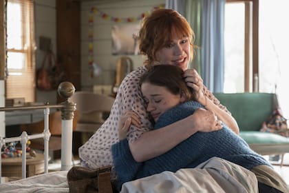Molly Ringwald y Joey King en El stand de los besos, la comedia romántica de Netflix