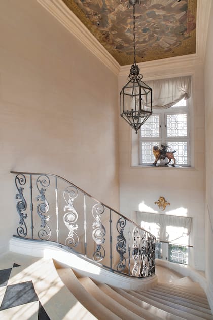 Molyneux restauró la escalera principal porque ya no existía una conexión privada entre la planta baja y el primer piso. Para eso reutilizó una baranda neoclásica del siglo XVIII. La escalera de piedra se construyó usando la antigua técnica conocida como bóveda sarracena (el peso de la escalera no pesa sobre las paredes porque es autoportante).