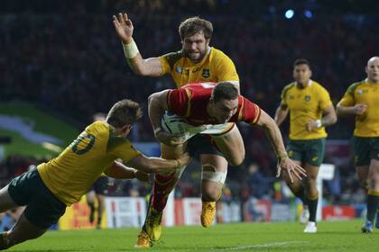Momento clave del partido: Foley y McCalman frenan a Horne, de Gales, que llegaba con chance de marcar un try