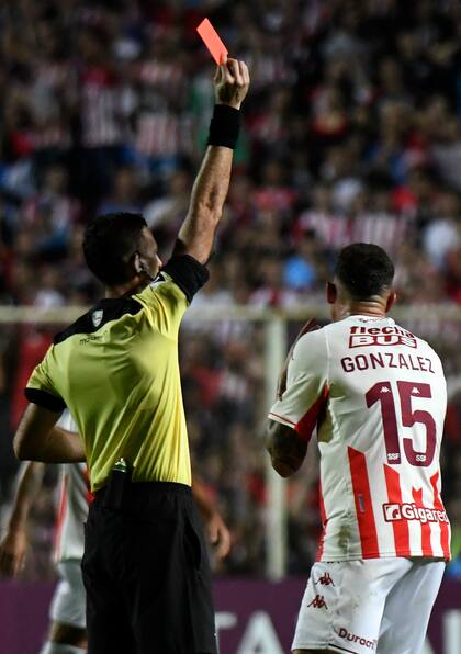 Momento crítico para Unión: el uruguayo Matonte expulsa a Gastón González