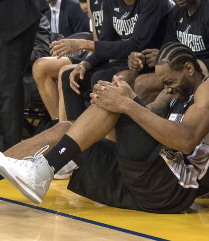 Momento crucial: Kawhi Leonard se resiente el tobillo izquierdo en el primer cruce con Golden State