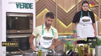 Momento culmine en el que el participante levanta la provoleta del piso y la pone en uno de los platos.