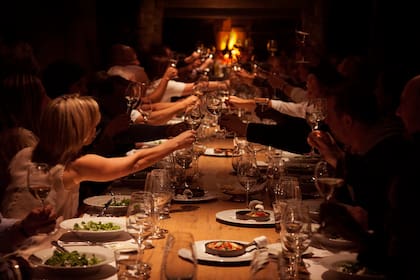 Momento de brindis en Siete Fuegos