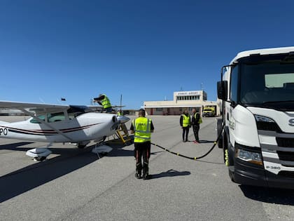 Momento de carga de combustible en el aeropuerto de Puerto Argentino