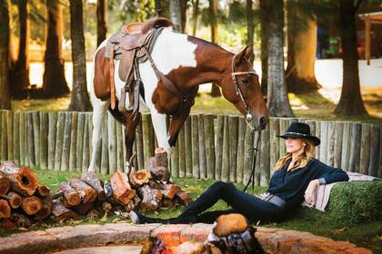 Momento de descanso junto a la tobiana, Patita, una de las treinta yeguas de polo que tienen en el campo
