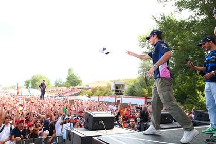 Momento de distensión en Hungaroring: Franco Colapinto lanza viseras de Alpine a los fanáticos