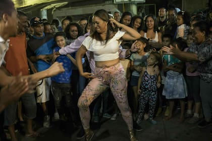 Momento de diversión en Jehová Giré, donde se apiñan 120 personas sin los servicios mínimos