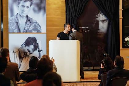 Momento de la tercera temporada de Luis Miguel, la serie, en la que el cantante se entera que lo han demandado por la canción "Nada es igual"
