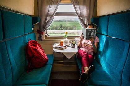 Momento de lectura en el tren más emblemático del mundo, el Transiberiano