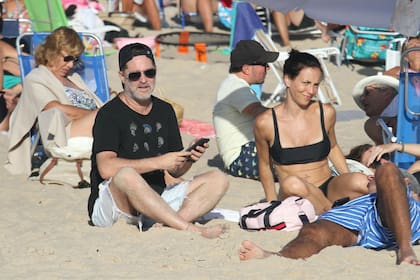 Momento de playa y sol para Judith Kovalovsky y Paul Kirzner, hermano de Adrián Suar