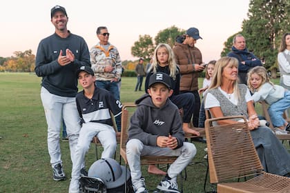 Momento de premiación. Gonzalito, Indalecio, Félix y Azucena Pieres y Cecilia Rodríguez Piola escuchan atentos. Detrás se ve a Nicolás Pieres y a Tati Olivera.