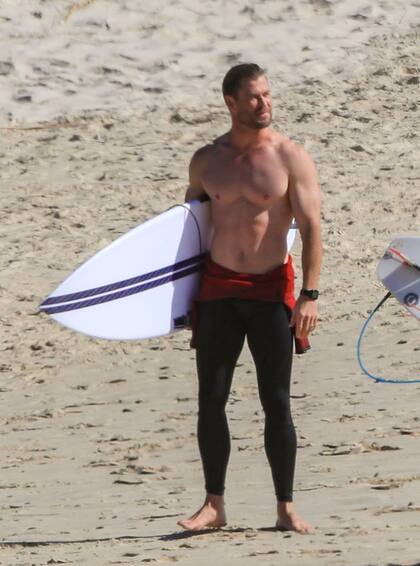 Momento de relax para Chris Hemsworth, quien se encuentra disfrutando de las playas Byron Bay, en Australia