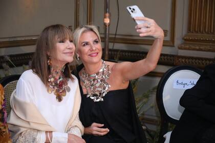 Momento de selfies: Mora Furtado y Florencia Florio con su look, un diseño de Pao Colombo y collar de Cutuzu
