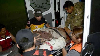 Momento de tensión y urgencia en el traslado de los heridos