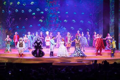 Momento del saludo final de La sirenita en la función del domingo pasado