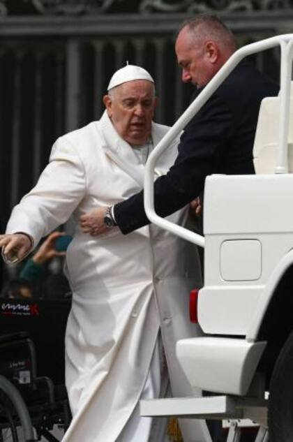 Momento en el que el Papa Francisco es trasladado a un hospital en Roma
Foto: Vincenzo PINTO / AFP