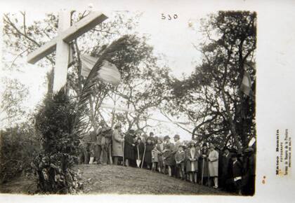 Momento en el que se implanta la Cruz del Cerro.