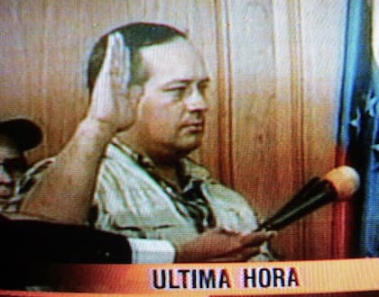 Momento en que Cabello jura su cargo de Presidente el 13 de abril de 2002, tomado de la emisión de una televisión colombiana.