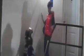 Feroz golpiza de la policía de Santa Cruz a un joven en la puerta de su casa