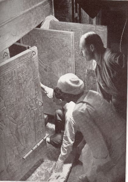 Momento en que los arqueólogos abren la cámara funeraria en donde se encontraba la momia del faraón (New York Times photo archive)