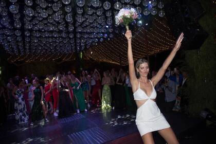 Momento esperado. La novia tira el ramo.