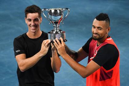 Momento feliz: junto a Thanasi Kokkinakis, su amigo y compatriota, tras ganar el torneo de dobles del Australian Open en enero pasado