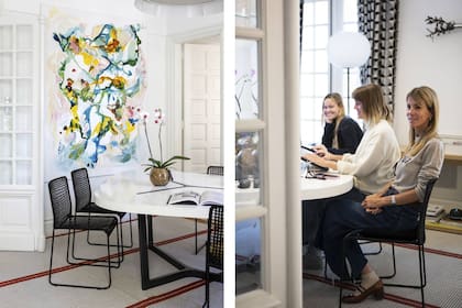 Momento grupal en la sala de reuniones