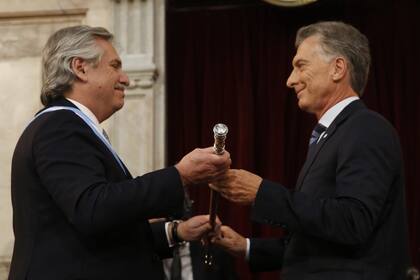 Momento histórico con gestos mutuos de conciliación: Mauricio Macri le entrega el bastón presidencial a Alberto Fernández frente a la Asamblea Legislativa