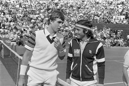 Momento histórico en el BALTC: Ivan Lendl y Vilas, durante la serie de Copa Davis de septiembre de 1980, ganada por Checoslovaquia por 3-2. 