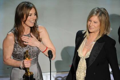 Momento histórico: Kathryn Bigelow recibe el Oscar a mejor directora de manos de Barbra Streisand