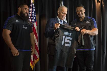 Momento político para Charlie Faumuina: junto con Jerome Kaino le entregan una camiseta a Joe Biden, por entonces vicepresidente de Estados Unidos, durante una visita a Nueva Zelanda