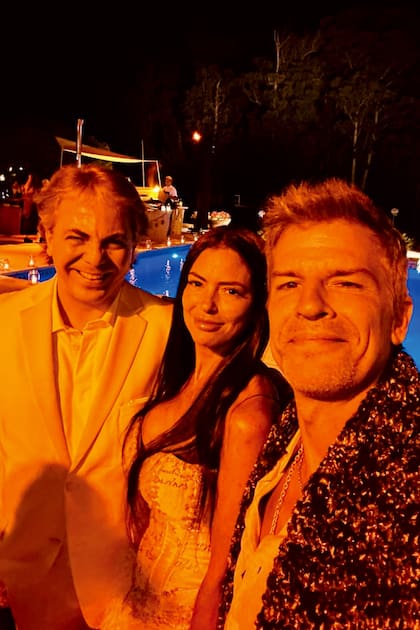 Momento selfie de Patricio Giménez junto a Cristian Castro y su novia. La música, seguramente fue tema de conversación para ambos artistas.
