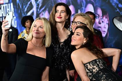 Momento selfie para las actrices Amy Poehler, Kathryn Hahn y Aubrey Plaza, quienes se divirtieron durante el evento de lanzamiento de Agatha: en todas partes en el teatro El Capitán de Hollywood