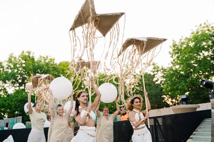 Momento sunset: al caer el sol, los bailarines montaron una performance entre el público.